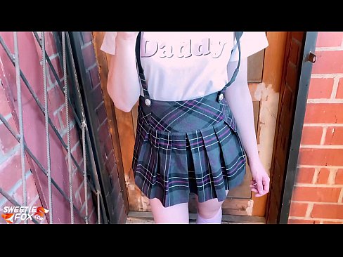 ❤️ A menina da escola chupa profundamente a piça e fode em vez de aulas. ️ Porno em nós