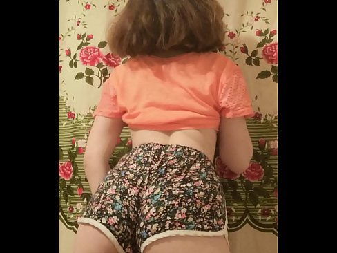 ❤️ Garota jovem e sexy tirando seus shorts da câmera ️ Porno em nós