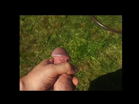 ❤️ A boazona se fode e se ejacula com um esguicho em um jardim de verão ️ Porno em nós