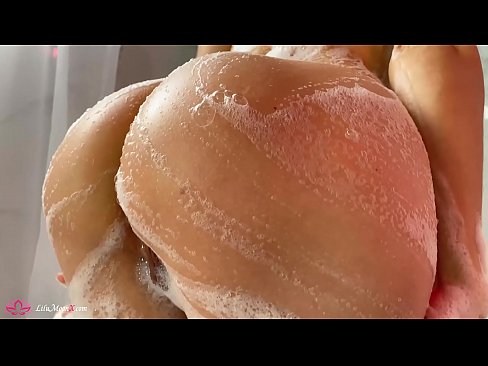 ❤️ Brunette Masturbates Pussy com Vibrador para Orgasmo Intenso no Chuveiro ️ Porno em nós