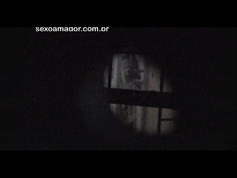 ❤️ Lourinho é secretamente filmado por um voyeur de bairro escondido atrás de tijolos ocos ️ Porno em nós