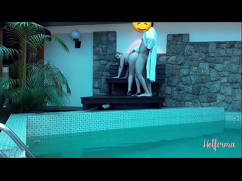 ❤️ Chefe convida empregada para a piscina, mas não conseguiu resistir a um ️ Porno em nós