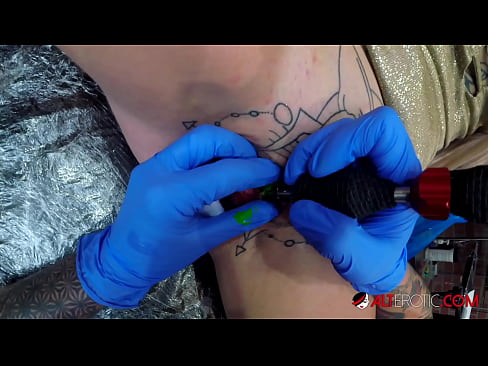 ❤️ Extremamente tatuada, a brasa Sully Savage fez uma tatuagem em seu clítoris ️ Porno em nós
