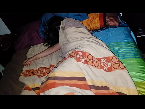 ❤️ Stepson berating sua jovem madrasta enquanto ela dorme. ️ Porno em nós
